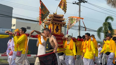 แห่พระรอบเมือง ในประเพณีถือศีลกินผักภูเก็ต วันแรกเริ่มแล้ว ม้าทรงใช้อาวุธมีคมแทงกระพุ้งแก้มรับเคราะห์จากผู้ถือศีลกินผัก ประชาชนตั้งโต๊ะรับตลอดเส้นทาง