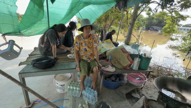 บางบาลน้ำท่วมสูงถึงชั้น 2 ชาวบ้านหอบลูกหลานนอนริมถนน ห้องน้ำใช้ไม่ได้ ต้องพายเรือเข้าห้องน้ำสังกะสี แม้กลางคืนก็ต้องออกมา