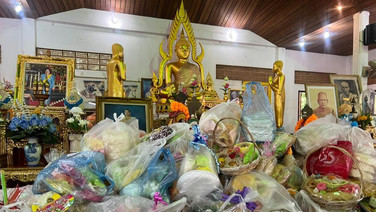 ชาวนครฯ ร่วมพิธีส่งตายายวันสารทเดือนสิบแน่นวัด