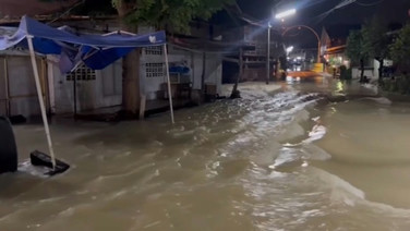 น้ำท่วมเขาย้อยวิกฤต! กู้ภัยลุยกระแสน้ำเชี่ยว อพยพผู้ป่วยติดบ้าน ชุมชนวัดกุฎิบางเค็มกว่า 50 หลังคาเรือนเดือดร้อน