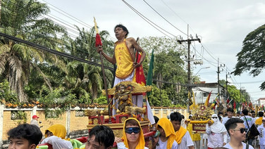 ชาวภูเก็ตร่วมสืบสานประเพณีถือศีลกินผัก ร่วมรับพระ ศาลเจ้าสะปำ-บางคู คึกคัก ด้านม้าทรงแสดงอิทธิฤทธิ์ใช้อาวุธทิ่มแทงร่างกาย