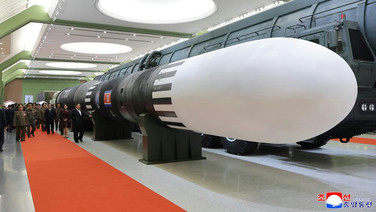 'ผู้นำคิม' อวดขีปนาวุธ ICBM ยิงไกลถึงแผ่นดินสหรัฐฯ หลัง 'ทรัมป์' แบะท่าอยากพบหน้าเวทีใน 'เอเปค'