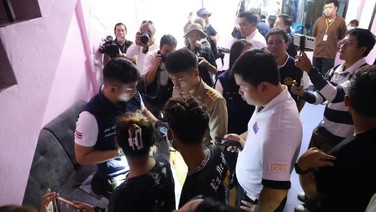 บุกรวบ 2 ผู้ต้องหาค้ามนุษย์ ช่วยเด็กเมียนมาถูกบังคับขายดอกไม้ยันเช้า ขายไม่หมดถูกช้อนลนไฟนาบ พบเด็ก 12 ปี ถูกซื้อตัว 3 หมื่น