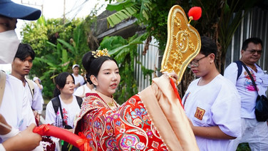 “องค์หญิงพัดเหล็ก” ร่วมขบวนแห่พระรอบเมืองศาลเจ้าท่าเรือ ประชาชนรอต้อนรับล้นหลาม