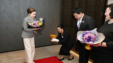 พระราชินี เสด็จฯ ถึงเมืองซับโปโร เอกอัคราชทูต พร้อมผู้ช่วยทูตฝ่ายทหาร รองประธานสหพันธ์ฮอกกี้น้ำแข็งแห่งญี่ปุ่น เฝ้าฯ รับเสด็จ