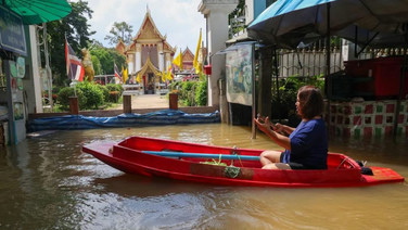 น้ำท่วมเกาะเกร็ดสูง 1.5 เมตร! น้ำทะลักเข้าอุโบสถวัดเสาธงทอง