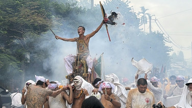 พลังศรัทธาเต็มเปี่ยม! แห่พระรอบเมือง ศาลเจ้ากะทู้ ต้นกำเนินประเพณีถือศีลกินผัก