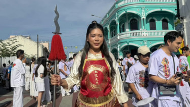 วันสุดท้ายยังคึกคัก แห่พระรอบเมือง ประเพณีถือศีลกินผัก   ม้าทรง “ศาลเจ้าหล่อโรง”  ไม่ทำให้ผิดหวัง
