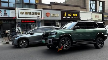 BYD FCB Bao 8 นายแน่มาก! โนแคร์ที่ล็อกล้อ ยกล้อขึ้นแล้วขับต่อ 3 ล้อกลางถนนจีน (มีคลิป)