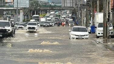 ฝนถล่มพัทยา! สุขุมวิทพัทยาใต้น้ำท่วมขัง รถติดหนัก ปิดช่องซ้าย รถเล็กผ่านลำบาก เตือนภาคตะวันออกเสี่ยงฝนหนัก