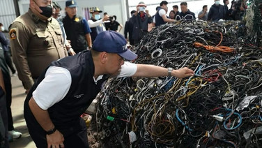 “วราวุธ” สลดโรงงานรีไซเคิลขยะอิเล็กทรอนิกส์เถื่อนปราจีนฯ ลั่นหนักแผ่นดิน! ประสาน ตม.สกัดเจ้าของ สั่ง DSI-ปปง. สอบเส้นเงิน ลุยตรวจโรงงาน 105-106 ทั่วประเทศ