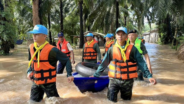 ระดมกำลังเร่งช่วยเหลือชาวบ้านที่ติดค้างในพื้นที่น้ำท่วม อ.เหนือคลอง ไปอยู่ในที่ปลอดภัย
