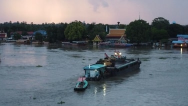 กู้สำเร็จ! เรือยนต์ลากจูงจมแม่น้ำป่าสักหน้าวัดพนัญเชิง ลอยพ้นน้ำทั้งลำ พบกระจก-ประตูเสียหาย เตรียมเข้าอู่ซ่อม พรุ่งนี้ 6 โมงเปิดเดินเรือปกติ