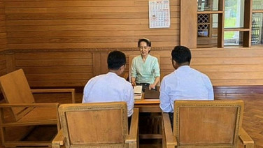 รัฐบาลพม่าเผยภาพ ‘อองซานซูจี’ ล่าสุด ขณะจนท.ส่งมอบสิ่งของพระราชทานจากพระเจ้าชาร์ลส์