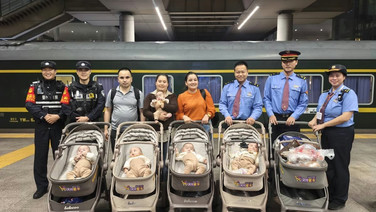 น้ำใจเต็มขบวน! เจ้าหน้าที่รถไฟจีน-ผู้โดยสาร รับบทพี่เลี้ยงจำเป็น ช่วยคู่สามีภรรยาดูแล “แฝด 5” ตลอดการเดินทาง 36 ชั่วโมง (มีคลิป)