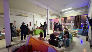 ตม.บุกตรวจร้านเบียร์ธัญบุรี รวบเจ้าของร้านพร้อม 5 สาวเวียดนาม พบเอี่ยวค้าประเวณี–ทำงานผิดกฎหมาย