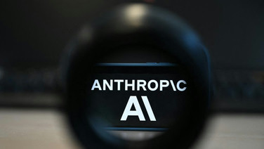 AI จีนเขย่าบัลลังก์ Anthropic! โมเดลราคาถูกท้าชนยักษ์สหรัฐฯ ก่อน IPO