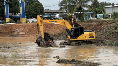 นายก อบจ.สงขลา เร่งขุดลอกบึงน้ำพื้นที่ ต.น้ำน้อย เปิดทางระบายน้ำก่อนเข้าฤดูมรสุม