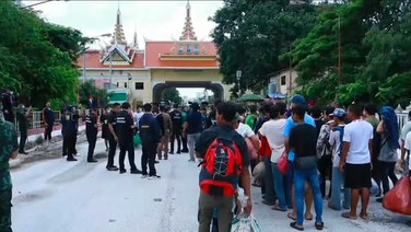 รับ 25 คนไทยกลับจากกัมพูชาผ่านด่านคลองลึก ส่งกลับชาวกัมพูชา 82 คน หลังคดีสิ้นสุดตามกฎหมาย