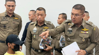 ผบช.สตม.นำทีมบุกพัทยา รวบ "อาหลี่" หนุ่มจีนหมายแดงคดีพนัน 1.5 พันล้าน สาวลึกพบเอี่ยวสวมสัญชาติเด็กไทย