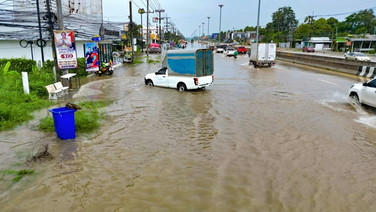 ซ้ำซาก! ฝนถล่ม 1 ชั่วโมง ถนนสุขุมวิทบางเสร่จมบาดาล น้ำทะลักท่วมบ้านหลายสิบหลัง