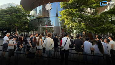 ดีมานด์ iPhone Duo ปลุกกระแสรีเซลล์ ลูกค้าจองล่วงหน้าทยอยรับมอบที่ Apple Central World