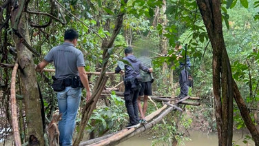 ตร.ทางหลวงลุยป่าลึก! ล้อมจับ“ฤาษี” เอเยนต์ยานรก-ตั้งสำนักชวนโจ๋มั่วสุมเสพยาบ้า