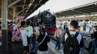 คึกคัก!รถไฟฯ ปล่อยขบวนรถจักรไอน้ำพิเศษ'วันปิยมหาราช'พ่วงตู้รถไฟสุดขอบฟ้าครั้งแรก