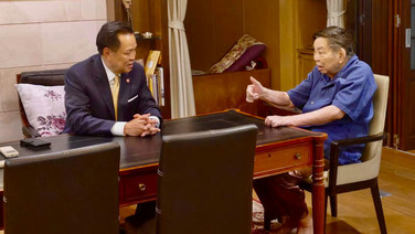 “อนุทิน” โพสต์ภาพนั่งคุยกับพ่อ “ปู้จิ้น” ยกนิ้ว เยี่ยมมาก!