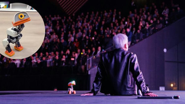 เวทียิ่งใหญ่ แต่ Jensen Huang ประธานเจ้าหน้าที่บริหาร Nvidia เลือกนั่งกับเพื่อนตัวเล็ก Microduck หุ่นยนต์เป็ดน้อยที่กำลังขายดีเป็นกระแสแรง