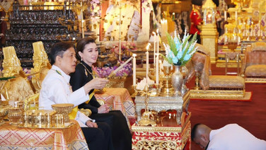 ในหลวง-พระราชินี ทรงบำเพ็ญพระราชกุศลครบรอบ 1 ปี วันสวรรคต “พระพันปีหลวง”