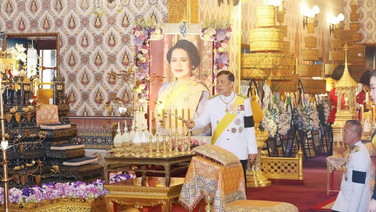ในหลวง-พระราชินี ทรงบำเพ็ญพระราชกุศลครบรอบ 1 ปี วันสวรรคต “พระพันปีหลวง”