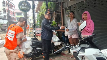 ผู้ว่าฯ –นายกเหล่ากาชาดจังหวัดภูเก็ต  ส่งข้าวเหนียวไก่ทอด ช่วยเบาเทาความเดือดร้อนของประชาชนในเบื้องต้น