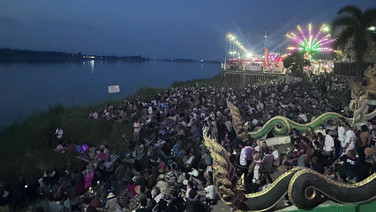 (คลิป)บั้งไฟพญานาค!ขึ้นแล้วริมโขงบ้านม่วง อ.รัตนวาปี 18.21 น. จำนวน 3 ลูก