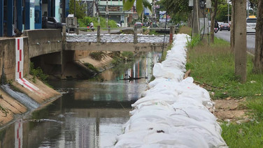 ชาวบ้านหาดใหญ่จี้แก้ปัญหาน้ำท่วมให้ถูกจุด การวางกระสอบทรายไม่ช่วยเร่งระบายน้ำ