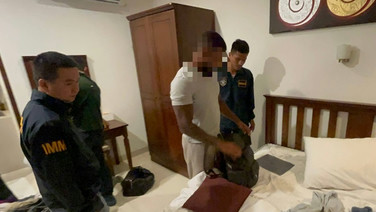 สืบ ตม. 6 ร่วม ตม.สุราษฎร์ รวบ “เดวิด” อาชญากรข้ามชาติตัวเอ้! ลวงดูดเงินเหยื่อ -สวมรอย ตร.ฮุบปืน เสียหายทะลุ 20 ล้าน