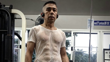 "พิง ลำพระเพลิง" ผู้กำกับดังวัย 60 เผยร่างทองชุ่มเหงื่อ ซิกแพคแน่นปึ้ก ลั่นความสุขคือการได้ "อวด"