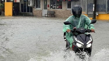 ภูเก็ตฝนตกหนัก น้ำระบายไม่ทัน ท่วมแล้วหลายจุด ผู้ว่าฯ สั่งระดม อส.เข้าพื้นที่ &ldquo;นาใน&rdquo;  ย้ายหิน ทำความสะอาด