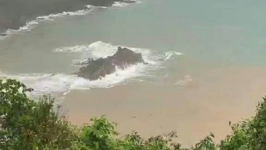 ฝนตกหนักต่อเนื่อง ทำน้ำทะเล “หาดยะนุ้ย” เปลี่ยนเป็น 2 สี