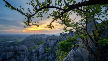 เตรียมตัวเที่ยว “เขาล่องเรือตาหมื่น" สัมผัสภูมิทัศน์มหัศจรรย์แห่ง อช.ทุ่งแสลงหลวง พิษณุโลก