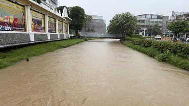 ฝนยังคงกระหน่ำใส่ภูเก็ต ท่วมหลายพื้นที่ ปภ.แจ้งเตือนอพยพประชาชนในพื้นที่เสี่ยงดินถล่ม ซอยปฎัก 2,4,6