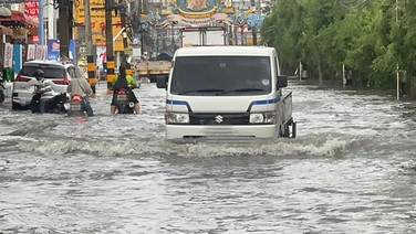 ฝนถล่มพัทยา! น้ำท่วมหลายสาย รถเล็กผ่านไม่ได้ เร่งเลี่ยงเส้นทาง