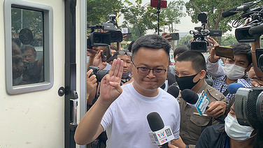 จำคุก"อานนท์ นำภา"กับพวกหมิ่นเบื้องสูงคนละ  4 ปี แต่ให้การเป็นประโยชน์อยู่บ้าง ลดโทษ เหลือจำคนละ2 ปี 8 เดือนไม่รอลงอาญา