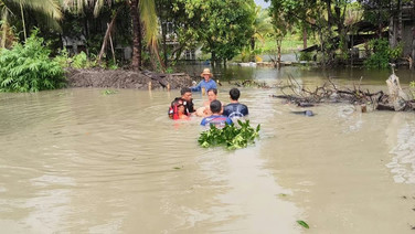 น้ำทะเลหนุนกระแสน้ำเชี่ยว ซัดคันดินสวนมะพร้าวพัง คนงานถูกต้นไม้ทับจมน้ำดับ 1 ราย