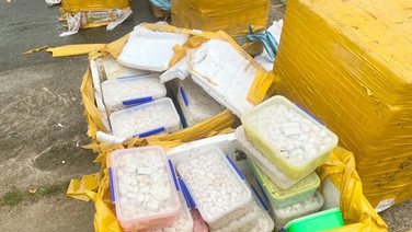 ตราดจับ 2 ชาวกัมพูชาลอบขนอาหารทะเล 5.1 ตันทางเรือ ยึด 66 กล่องกลางน่านน้ำชายแดนคลองใหญ่