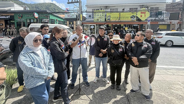 คปท.ร่วม กลุ่มปกป้องผืนแผ่นดินภูเก็ต บุกหน้าชาบัด ป่าตอง แสดงจุดยืนเชิงสัญลักษณ์ "ไม่เอานักท่องเที่ยวสีเทา  ไม่เอาชาบัด"