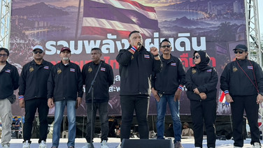 เริ่มแล้ว! เวที “รวมพลังแผ่นดิน เอาประเทศไทยของเราคืนมา ประชาชนทยอยเข้าร่วมคึกคัก บรรยากาศริมทะเล