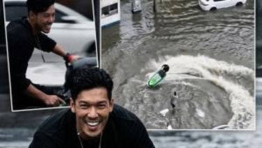 ตร.เอาผิดแก๊งเจ็ตสกีซิ่งน้ำท่วมถ.เพชรบุรีตัดใหม่ แจ้ง 2 ข้อหาคนขับ-คนถ่ายคลิปโดนด้วย ยึดเจ็ตสกีขอศาลริบ