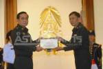 "ประยุทธ์"  มอบใบประกาศ ปลอบใจครอบครัวทหาร ฮ.ตก