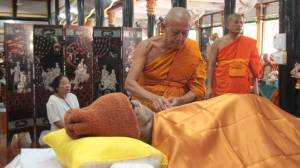 ผู้ว่าฯ ราชบุรี เป็นประธานพระราชทานน้ำหลวงสรงศพ “หลวงพ่อเอนก” มรณภาพด้วยด้วยโรคมะเร็งปอด